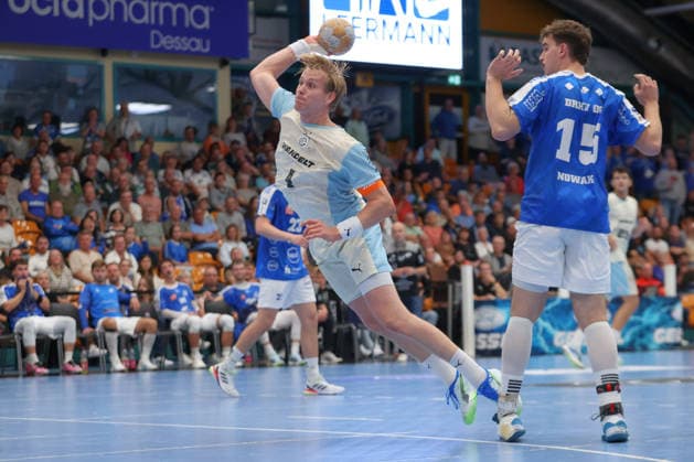 23.09.2026, xtgx, DHB-Pokal 2. Runde, Dessau-Rosslauer HV 06 - VfL Gummersbach emspor, v.l. Ellidi Snaer Vidarsson (Gummersbach, 4) wirft Tor, Torschuetze, erzielt Tor, Treffer, scores the goal Dessau