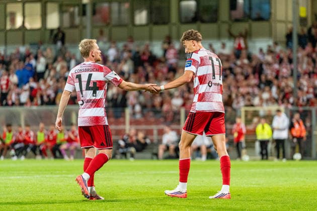 Jomaine Consbruch (Fortuna Düsseldorf, 14) un dLukas Eixler (Fortuna Düsseldorf, 11) klatschen nach einem Tor ab Fortuna Duesseldorf vs. Schwarz-Weiss Alstaden, Fussball, Niederrheinpokal, 2.Runde, Saison 2026 27, 23.09.2026, DFL REGULATIONS PROHIBIT ANY USE OF PHOTOGRAPHS AS IMAGE SEQUENCES AND OR QUASI-VIDEO, Fortuna Duesseldorf vs. Schwarz-Weiss Alstaden, Fussball, Niederrheinpokal, 2.Runde, Saison 2026 27, 23.09.2026 Düsseldorf Copyright: xEibner-Pressefoto LukasxBaldygax EP_LBA