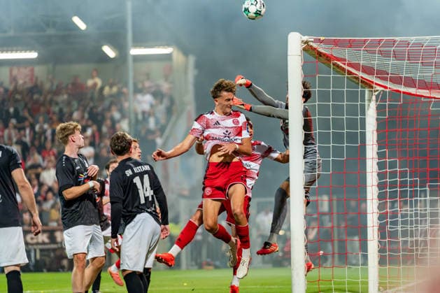 Lukas Eixler (Fortuna Düsseldorf, 11) springt zum Kopfball gegen Djamal Ehlert (Schwarz-Weiss 09 36 Oberhausen-Alstaden, 01) Fortuna Duesseldorf vs. Schwarz-Weiss Alstaden, Fussball, Niederrheinpokal, 2.Runde, Saison 2026 27, 23.09.2026, DFL REGULATIONS PROHIBIT ANY USE OF PHOTOGRAPHS AS IMAGE SEQUENCES AND OR QUASI-VIDEO, Fortuna Duesseldorf vs. Schwarz-Weiss Alstaden, Fussball, Niederrheinpokal, 2.Runde, Saison 2026 27, 23.09.2026 Düsseldorf Copyright: xEibner-Pressefoto LukasxBaldygax EP_LBA