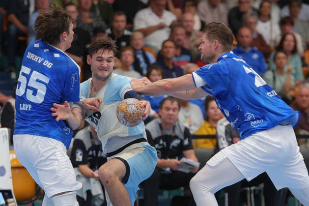 23.09.2026, xtgx, DHB-Pokal 2. Runde, Dessau-Rosslauer HV 06 - VfL Gummersbach emspor, v.l. Mikhel Löpp (Dessau, 55), Ludvig Hallbäck (Gummersbach, 20), Leon Ciudad Benitez (Dessau, 20) Zweikampf, Duell, Kampf, tackle Dessau