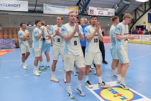 23.09.2026, xtgx, DHB-Pokal 2. Runde, Dessau-Rosslauer HV 06 - VfL Gummersbach emspor, v.l. Gummersbach Jubel ueber den Sieg, Jubel nach Spielende Dessau