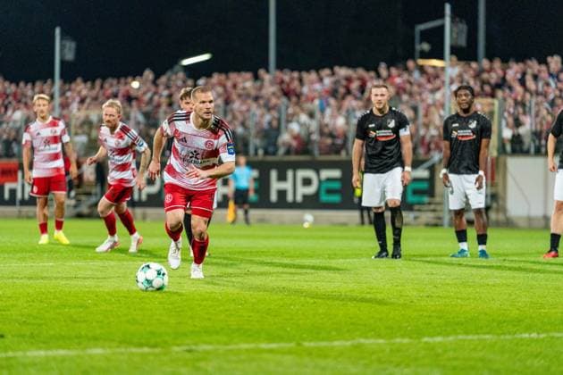 Eric Hottmann (Fortuna Düsseldorf, 09) beim Elmeter zum 5:0 Fortuna Duesseldorf vs. Schwarz-Weiss Alstaden, Fussball, Niederrheinpokal, 2.Runde, Saison 2026 27, 23.09.2026, DFL REGULATIONS PROHIBIT ANY USE OF PHOTOGRAPHS AS IMAGE SEQUENCES AND OR QUASI-VIDEO, Fortuna Duesseldorf vs. Schwarz-Weiss Alstaden, Fussball, Niederrheinpokal, 2.Runde, Saison 2026 27, 23.09.2026 Düsseldorf Copyright: xEibner-Pressefoto LukasxBaldygax EP_LBA