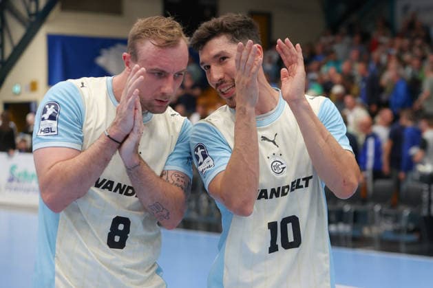 23.09.2026, xtgx, DHB-Pokal 2. Runde, Dessau-Rosslauer HV 06 - VfL Gummersbach emspor, v.l. Lukas Blohme (Gummersbach, 8), Alex Dujshebaev (Gummersbach, 10) Jubel ueber den Sieg, Jubel nach Spielende Dessau