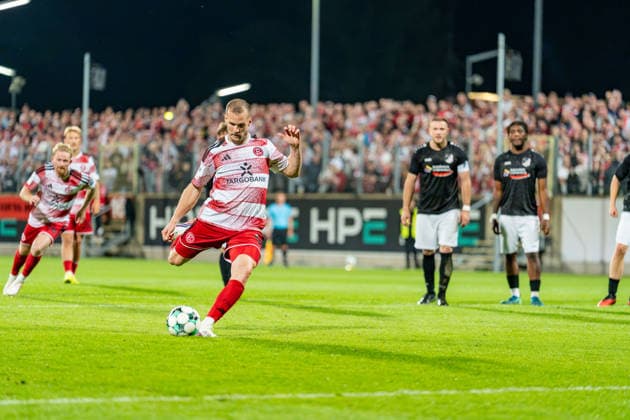 Eric Hottmann (Fortuna Düsseldorf, 09) beim Elmeter zum 5:0 Fortuna Duesseldorf vs. Schwarz-Weiss Alstaden, Fussball, Niederrheinpokal, 2.Runde, Saison 2026 27, 23.09.2026, DFL REGULATIONS PROHIBIT ANY USE OF PHOTOGRAPHS AS IMAGE SEQUENCES AND OR QUASI-VIDEO, Fortuna Duesseldorf vs. Schwarz-Weiss Alstaden, Fussball, Niederrheinpokal, 2.Runde, Saison 2026 27, 23.09.2026 Düsseldorf Copyright: xEibner-Pressefoto LukasxBaldygax EP_LBA