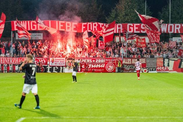 Torjubel mit Feuer, Rauch, Bengalos zum 5:0 Fortuna Duesseldorf vs. Schwarz-Weiss Alstaden, Fussball, Niederrheinpokal, 2.Runde, Saison 2026 27, 23.09.2026, DFL REGULATIONS PROHIBIT ANY USE OF PHOTOGRAPHS AS IMAGE SEQUENCES AND OR QUASI-VIDEO, Fortuna Duesseldorf vs. Schwarz-Weiss Alstaden, Fussball, Niederrheinpokal, 2.Runde, Saison 2026 27, 23.09.2026 Düsseldorf Copyright: xEibner-Pressefoto LukasxBaldygax EP_LBA