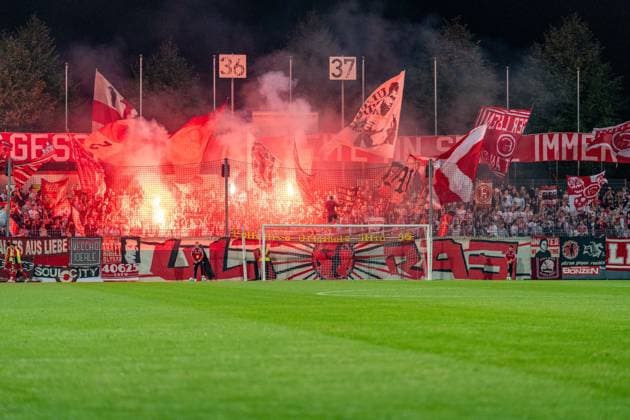Feuer, Rauch, Bengalos von Fortuna Duesseldorf Fortuna Duesseldorf vs. Schwarz-Weiss Alstaden, Fussball, Niederrheinpokal, 2.Runde, Saison 2026 27, 23.09.2026, DFL REGULATIONS PROHIBIT ANY USE OF PHOTOGRAPHS AS IMAGE SEQUENCES AND OR QUASI-VIDEO, Fortuna Duesseldorf vs. Schwarz-Weiss Alstaden, Fussball, Niederrheinpokal, 2.Runde, Saison 2026 27, 23.09.2026 Düsseldorf Copyright: xEibner-Pressefoto LukasxBaldygax EP_LBA