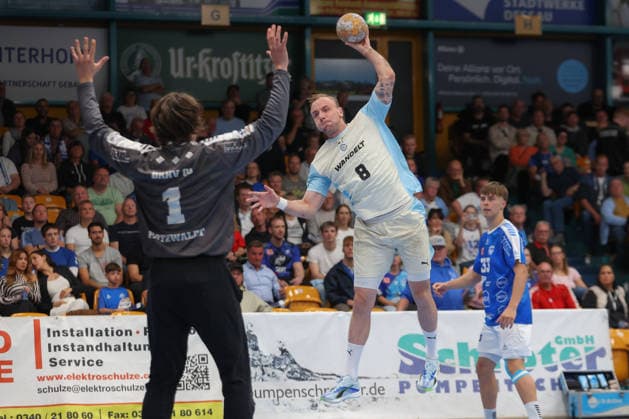 23.09.2026, xtgx, DHB-Pokal 2. Runde, Dessau-Rosslauer HV 06 - VfL Gummersbach emspor, v.l. Lukas Blohme (Gummersbach, 8) wirft Tor, Torschuetze, erzielt Tor, Treffer, scores the goal Dessau