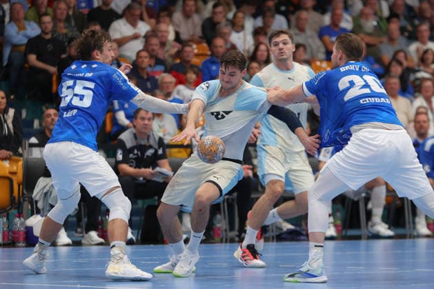 23.09.2026, xtgx, DHB-Pokal 2. Runde, Dessau-Rosslauer HV 06 - VfL Gummersbach emspor, v.l. Mikhel Löpp (Dessau, 55), Ludvig Hallbäck (Gummersbach, 20), Leon Ciudad Benitez (Dessau, 20) Zweikampf, Duell, Kampf, tackle Dessau