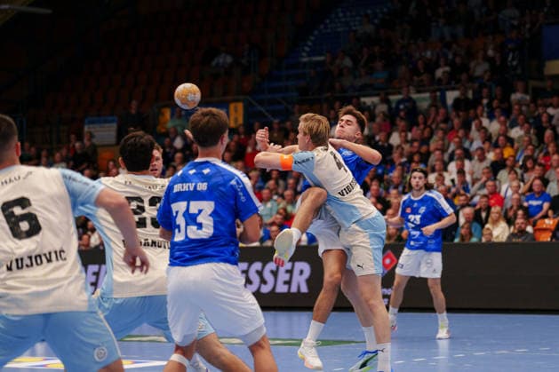 DHB-Pokal Pokal - 2. Runde: Dessau-Roßlauer HV 06 - VfL Gummersbach Alen Hadzimuhamedovic (Dessau-Roßlauer HV 06, 11) wird geblockt von Ellidi Snaer Vidarsson (VfL Gummersbach, 4) am 23.09.2026 in der Anhalt-Arena, Dessau-Roßlau (Sachsen-Anhalt) Dessau-Roßlau Anhalt-Arena Sachsen-Anhalt Deutschland
