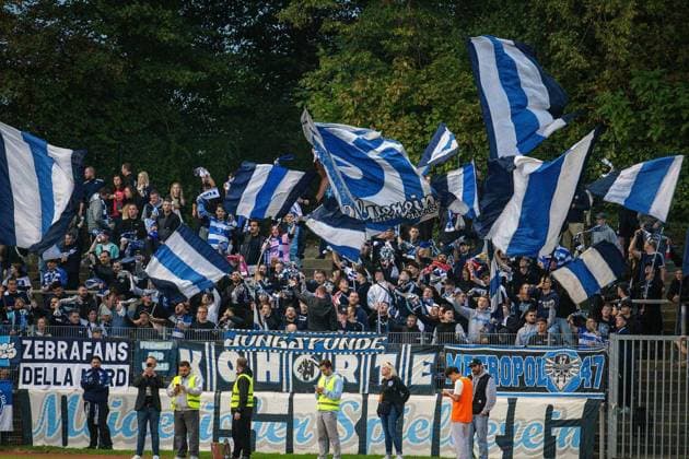 Niederrheinpokal Rheydter SV - MSV Duisburg ** NUR FÜR REDAKTIONELLE ZWECKE ** EDITORIAL USE ONLY **<p>Fußball Niederrheinpokal Rheydter SV - MSV Duisburg am 23.09.26 in der Grenzlandstadion in Möchengladbach Fans vom MSV Duisburg Duisburg Copyright: JakobxKlos
