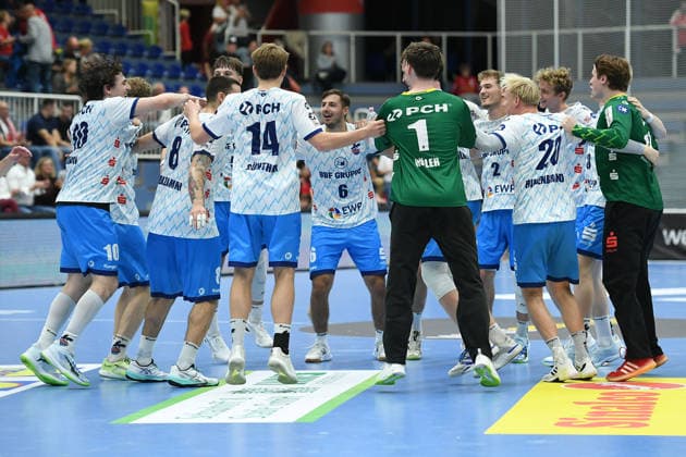 Handball DHB-Pokal Männer 2. Runde TuSEM Essen - 1. VfL Potsdam am 23.09.2026 im Sportpark Am Hallo in Essen Spielerkreis Team 1. VfL Potsdam feiert den Auswärtssieg