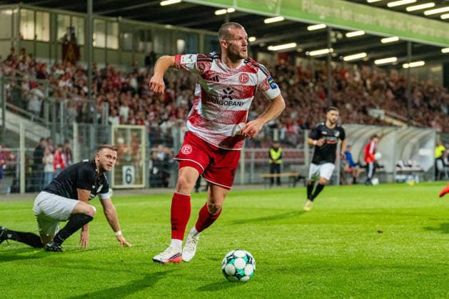 Eric Hottmann (Fortuna Düsseldorf, 09) sucht eine Anspielstation Fortuna Duesseldorf vs. Schwarz-Weiss Alstaden, Fussball, Niederrheinpokal, 2.Runde, Saison 2026 27, 23.09.2026, DFL REGULATIONS PROHIBIT ANY USE OF PHOTOGRAPHS AS IMAGE SEQUENCES AND OR QUASI-VIDEO, Fortuna Duesseldorf vs. Schwarz-Weiss Alstaden, Fussball, Niederrheinpokal, 2.Runde, Saison 2026 27, 23.09.2026 Düsseldorf Copyright: xEibner-Pressefoto LukasxBaldygax EP_LBA