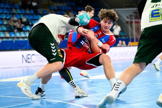 Bietigheim: HBL - 26 27 - DHB-Pokal - SG BBM Bietigheim - GWD Minden v. li. im Zweikampf Mika Laurin Sajenev (Minden) und Fynn Nicolaus (Bietigheim) Bietigheim-Bissingen Egetrans Arena Baden-Württemberg Deutschland