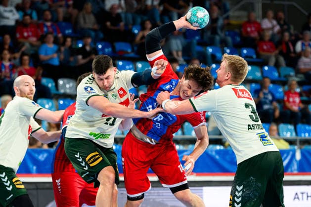 Bietigheim: HBL - 26 27 - DHB-Pokal - SG BBM Bietigheim - GWD Minden v. li. im Zweikampf Mika Laurin Sajenev (Minden), Fynn Nicolaus (Bietigheim), Daniel Astrup Pedersen (Minden) Bietigheim-Bissingen Egetrans Arena Baden-Württemberg Deutschland