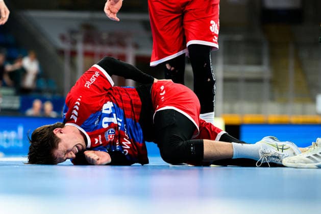 Bietigheim: HBL - 26 27 - DHB-Pokal - SG BBM Bietigheim - GWD Minden Maxim Orlov (Bietigheim) Verletzt Verletzung Schmerzen Bietigheim-Bissingen Egetrans Arena Baden-Württemberg Deutschland