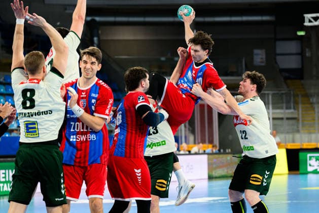 Bietigheim: HBL - 26 27 - DHB-Pokal - SG BBM Bietigheim - GWD Minden v. li. im Zweikampf Jonas Josef (Bietigheim) und Philipp Vorlicek-Michalczik (Minden) Bietigheim-Bissingen Egetrans Arena Baden-Württemberg Deutschland