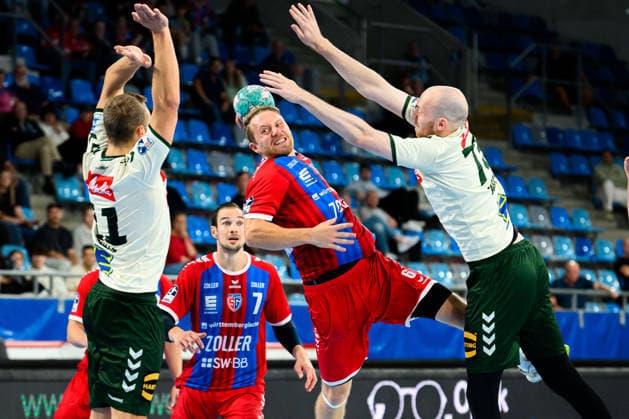 Bietigheim: HBL - 26 27 - DHB-Pokal - SG BBM Bietigheim - GWD Minden v.li. Mats Korte (Minden), Lukas Wucherpfennig (Bietigheim), Alexander Weck (Minden) Bietigheim-Bissingen Egetrans Arena Baden-Württemberg Deutschland