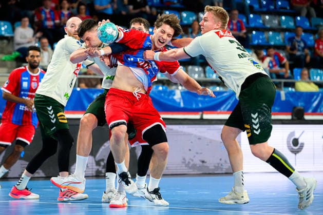 Bietigheim: HBL - 26 27 - DHB-Pokal - SG BBM Bietigheim - GWD Minden v. li. im Zweikampf Mika Laurin Sajenev (Minden), Fynn Nicolaus (Bietigheim), Daniel Astrup Pedersen (Minden) Bietigheim-Bissingen Egetrans Arena Baden-Württemberg Deutschland