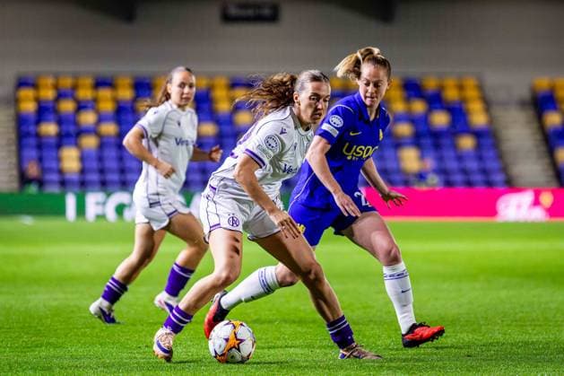 SOCCER - WCL, Chelsea vs A.Wien LONDON,ENGLAND,23.SEP.26 - SOCCER - UEFA Women s Champions League, Chelsea FC vs FK Austria Wien. Image shows Modesta Uka (A.Wien) and Keira Walsh (Chelsea).  GEPAxpictures xKevinxHackner