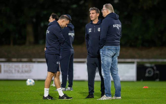 Fussball, Saison 2026 2027, Niederrheinpokal, 23.09.2026, 02. Runde, Herren, BW Dingden (weiss) vs. SF Baumberg (blau) v.l.: Dennis Seeger (Co-Trainer BW Dingden), Sebastian Amendt (Trainer BW Dingden), Rainer Ahlers (Sportlicher Leiter, BW Dingden), Hamminkeln Sportplatz BW Dingden Deutschland