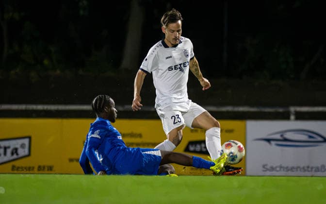 Fussball, Saison 2026 2027, Niederrheinpokal, 23.09.2026, 02. Runde, Herren, BW Dingden (weiss) vs. SF Baumberg (blau) v.l.: Al-Hassan Turay (SF Baumberg), Luis Jakob Blaswich (BW Dingden), Hamminkeln Sportplatz BW Dingden Deutschland