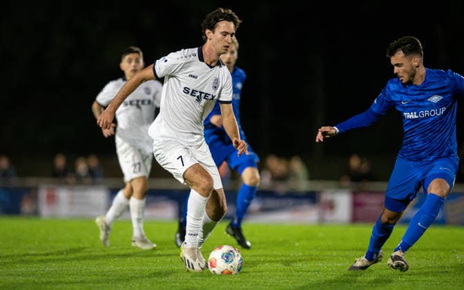 Fussball, Saison 2026 2027, Niederrheinpokal, 23.09.2026, 02. Runde, Herren, BW Dingden (weiss) vs. SF Baumberg (blau) v.l.: Max Mahn (BW Dingden), Enis Vila (SF Baumberg), Hamminkeln Sportplatz BW Dingden Deutschland
