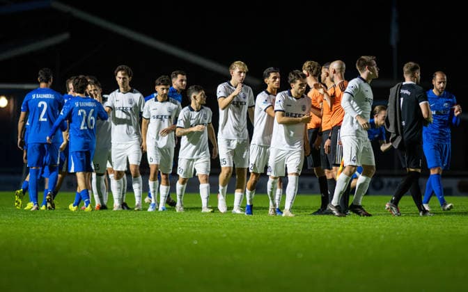 Fussball, Saison 2026 2027, Niederrheinpokal, 23.09.2026, 02. Runde, Herren, BW Dingden (weiss) vs. SF Baumberg (blau) v.l.:Sertan Yigenoglu (SF Baumberg), Millan Burovac (SF Baumberg), Luis Jakob Blaswich (BW Dingden), Max Mahn (BW Dingden), Noah Schulz (BW Dingden), Alejo Agustun Cerda (BW Dingden), Jannis Lamhardt (BW Dingden), Dardan Pepa (BW Dingden), Luka Grlic (BW Dingden), Hannes Goering (BW Dingden), Hamminkeln Sportplatz BW Dingden Deutschland