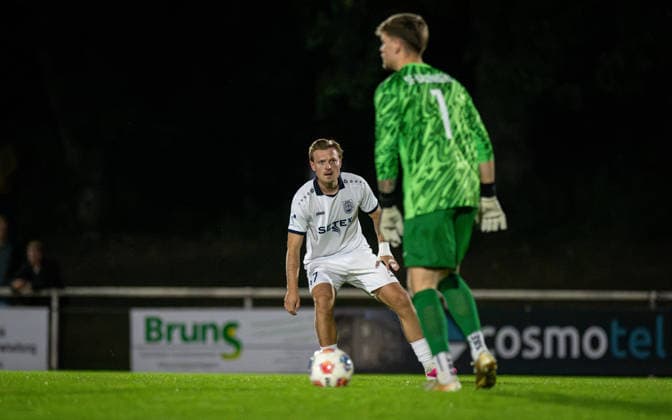 Fussball, Saison 2026 2027, Niederrheinpokal, 23.09.2026, 02. Runde, Herren, BW Dingden (weiss) vs. SF Baumberg (blau) v.l.: Joshua Mueller (BW Dingden), Hannes Kramp (Torwart SF Baumberg), Hamminkeln Sportplatz BW Dingden Deutschland