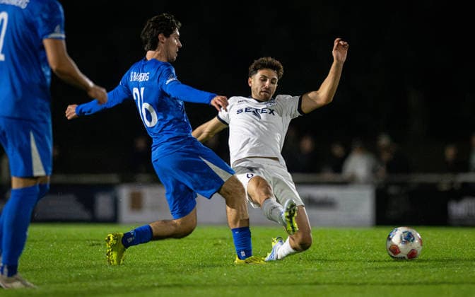 Fussball, Saison 2026 2027, Niederrheinpokal, 23.09.2026, 02. Runde, Herren, BW Dingden (weiss) vs. SF Baumberg (blau) v.l.: Millan Burovac (SF Baumberg), Noah Schulz (BW Dingden), Hamminkeln Sportplatz BW Dingden Deutschland