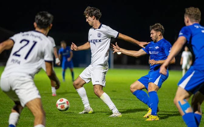 Fussball, Saison 2026 2027, Niederrheinpokal, 23.09.2026, 02. Runde, Herren, BW Dingden (weiss) vs. SF Baumberg (blau) v.l.: Max Mahn (BW Dingden), Felix-Benedict Neuhaeuser (SF Baumberg), Hamminkeln Sportplatz BW Dingden Deutschland