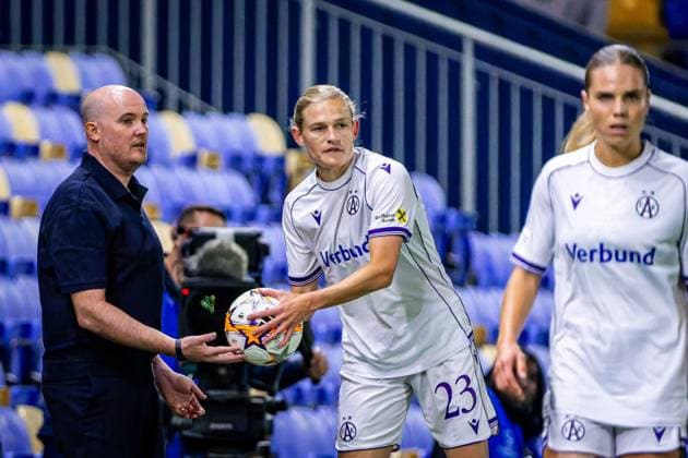 SOCCER - WCL, Chelsea vs A.Wien LONDON,ENGLAND,23.SEP.26 - SOCCER - UEFA Women s Champions League, Chelsea FC vs FK Austria Wien. Image shows head coach Stefan Kenesei, Carina Wenninger and Louise Schoeffel (A.Wien).  GEPAxpictures xKevinxHackner