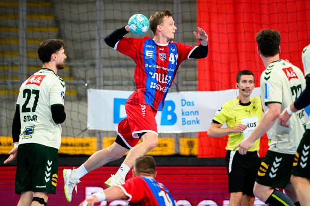 Bietigheim: HBL - 26 27 - DHB-Pokal - SG BBM Bietigheim - GWD Minden v.li. Max Staar (Minden), Till Hermann (Bietighiem) Bietigheim-Bissingen Egetrans Arena Baden-Württemberg Deutschland