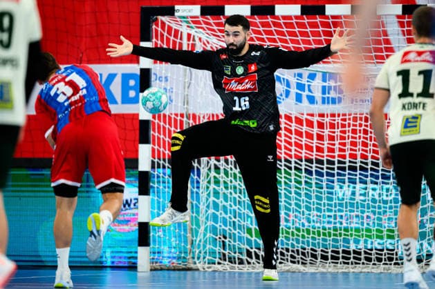Bietigheim: HBL - 26 27 - DHB-Pokal - SG BBM Bietigheim - GWD Minden v.li. Alexander Pfeifer (Bietigheim), Tibor Ivanisevic (Minden) Bietigheim-Bissingen Egetrans Arena Baden-Württemberg Deutschland