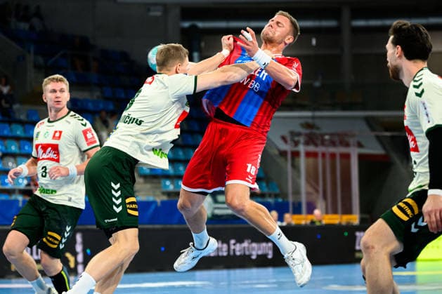 Bietigheim: HBL - 26 27 - DHB-Pokal - SG BBM Bietigheim - GWD Minden v. li. im Zweikampf Karolis Antanavicius (Minden), Fabian Wiederstein (Bietigheim) Bietigheim-Bissingen Egetrans Arena Baden-Württemberg Deutschland