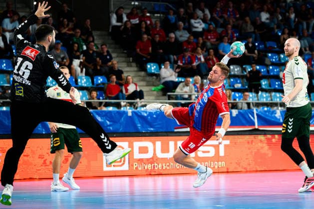 Bietigheim: HBL - 26 27 - DHB-Pokal - SG BBM Bietigheim - GWD Minden v.li. Tibor Ivanisevic (Minden), Fabian Wiederstein (Bietigheim) Bietigheim-Bissingen Egetrans Arena Baden-Württemberg Deutschland