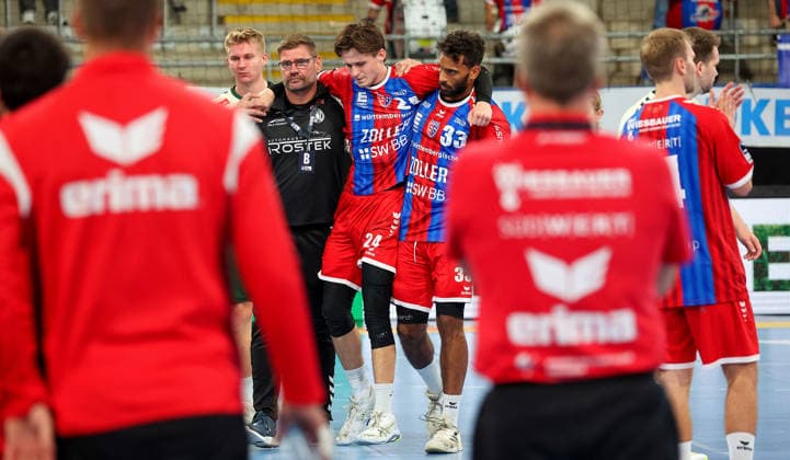 23.09.2026, Deutschland, Bietigheim, Handball DHB-Pokal, Saison 2026 2027 SG BBM Bietigheim vs. GWD Minden, v.l. GWD Trainer Aaron Ziercke, Maxim Orlov (BBM), Djibril M Bengue (BBM)