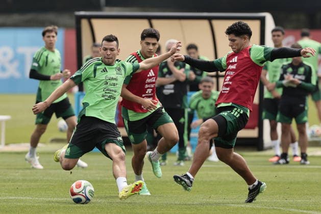 National football team training session in Mexico City Hirving Lozano (L) and Víctor Guzman (R) take part in a training session with the national soccer team at the Mexican Football Federation s Training Center in Mexico City, Mexico, 23 September 2026. Mexico will assist a series of friendly matches in the United States. Mexico City Mexico  Copyright: xJosexMendezx