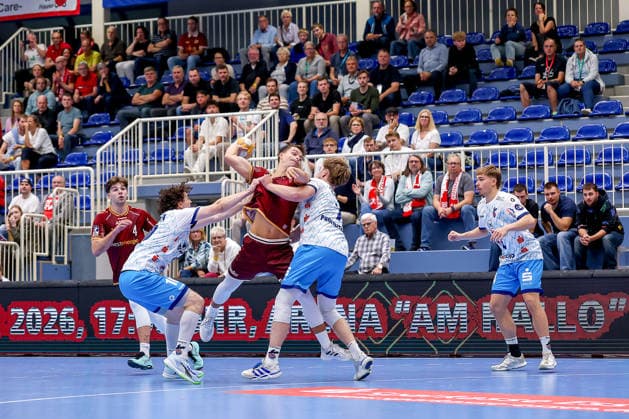 23.09.2026. 2. Runde im DHB Pokal, TuSEM Essen - 1. VfL Potsdam. Felix Göttler (TUSEM Essen 04) im Zweikampf gegen Giacomo Savini (VfL Potsdam 10) Nicolas Paulnsteiner (VfL Potsdam 07) NRW Deutschland