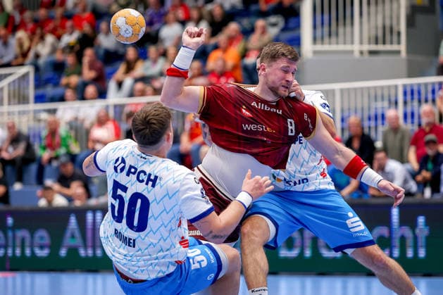 23.09.2026. 2. Runde im DHB Pokal, TuSEM Essen - 1. VfL Potsdam. Adin FaljiÄ‡ (TUSEM Essen 08) im Zweikampf gegen Tommaso Romei (VfL Potsdam 50) NRW Deutschland