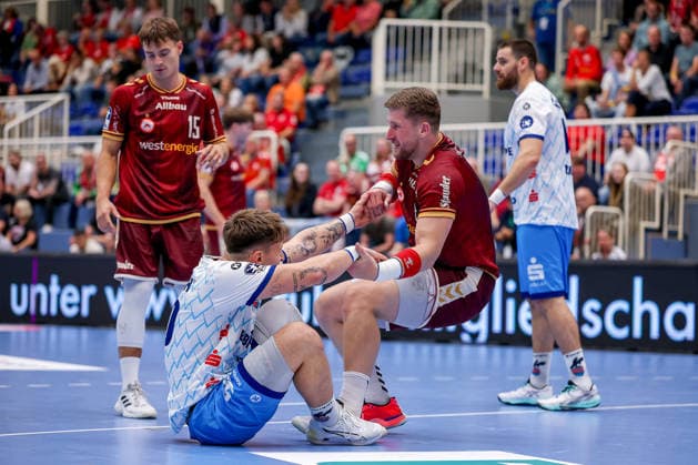 23.09.2026. 2. Runde im DHB Pokal, TuSEM Essen - 1. VfL Potsdam. Adin FaljiÄ‡ (TUSEM Essen 08) hilft Tommaso Romei (VfL Potsdam 50) auf die Beine NRW Deutschland