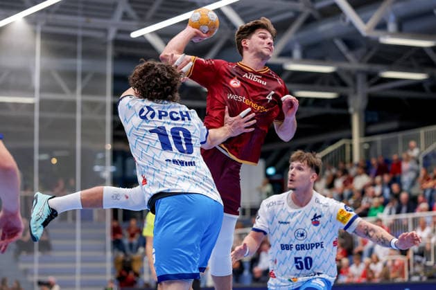 23.09.2026. 2. Runde im DHB Pokal, TuSEM Essen - 1. VfL Potsdam. Felix Göttler (TUSEM Essen 04) wirft den Ball auf das Tor gegen Giacomo Savini (VfL Potsdam 10) NRW Deutschland