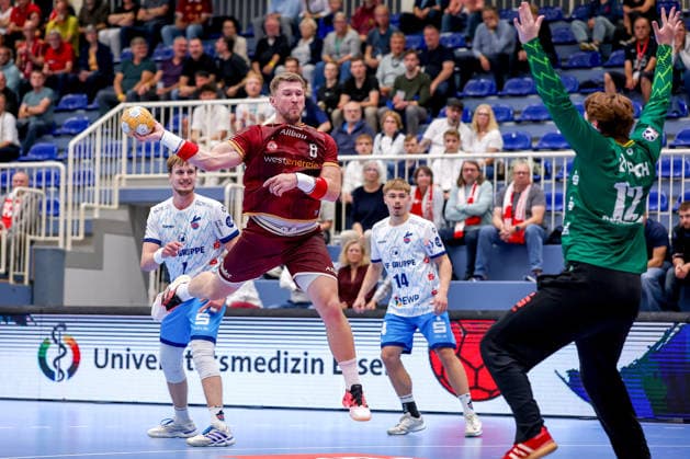 23.09.2026. 2. Runde im DHB Pokal, TuSEM Essen - 1. VfL Potsdam. Adin FaljiÄ‡ (TUSEM Essen 08) wirft den Ball auf das Tor von Max Grundmann (VfL Potsdam 12) NRW Deutschland