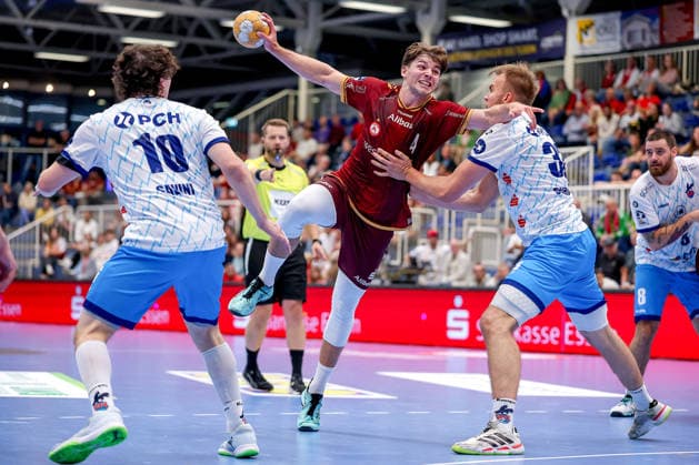 23.09.2026. 2. Runde im DHB Pokal, TuSEM Essen - 1. VfL Potsdam. Felix Göttler (TUSEM Essen 04) wirft den Ball auf das Tor gegen Giacomo Savini (VfL Potsdam 10) Tim Schröder (VfL Potsdam 33) NRW Deutschland