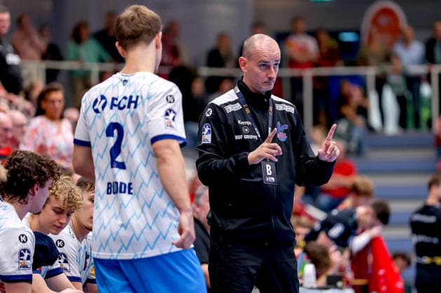 23.09.2026. 2. Runde im DHB Pokal, TuSEM Essen - 1. VfL Potsdam. Trainer Emir Kurtagic (VfL Potsdam hc) gestikulierend am Spielfeldrand NRW Deutschland