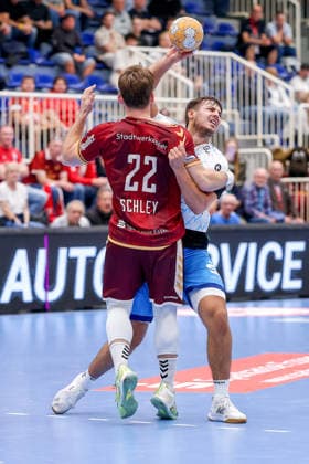 23.09.2026. 2. Runde im DHB Pokal, TuSEM Essen - 1. VfL Potsdam. Nicholas Schley (TUSEM Essen 22) macht Markus Mahr (VfL Potsdam 06) am Kreis fest NRW Deutschland