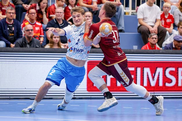23.09.2026. 2. Runde im DHB Pokal, TuSEM Essen - 1. VfL Potsdam. Florian Budde (VfL Potsdam 02) im Zweikampf gegen Max Neuhaus (TUSEM Essen 37) NRW Deutschland