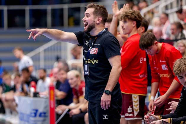 23.09.2026. 2. Runde im DHB Pokal, TuSEM Essen - 1. VfL Potsdam. Cheftrainer Kenji Hövels (TUSEM Essen hc) gestikulierend am Spielfeldrand NRW Deutschland