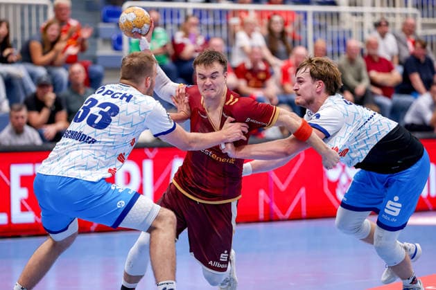 23.09.2026. 2. Runde im DHB Pokal, TuSEM Essen - 1. VfL Potsdam. Max Neuhaus (TUSEM Essen 37) im Zweikampf gegen Tim Schröder (VfL Potsdam 33) Nicolas Paulnsteiner (VfL Potsdam 07) NRW Deutschland