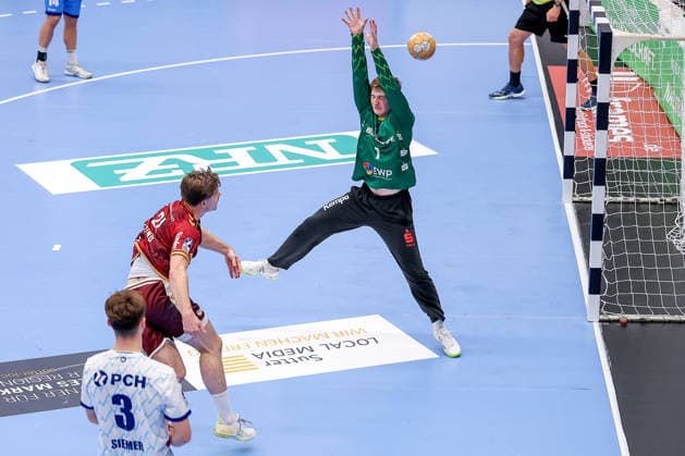 23.09.2026. 2. Runde im DHB Pokal, TuSEM Essen - 1. VfL Potsdam. Felix Eißing (TUSEM Essen 21) wirft den Ball auf das Tor Frederik Höler (VfL Potsdam 01) NRW Deutschland