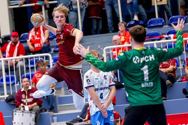 23.09.2026. 2. Runde im DHB Pokal, TuSEM Essen - 1. VfL Potsdam. Finley Werschkull (TUSEM Essen 73) wirft den Ball auf das Tor von Frederik Höler (VfL Potsdam 01) NRW Deutschland